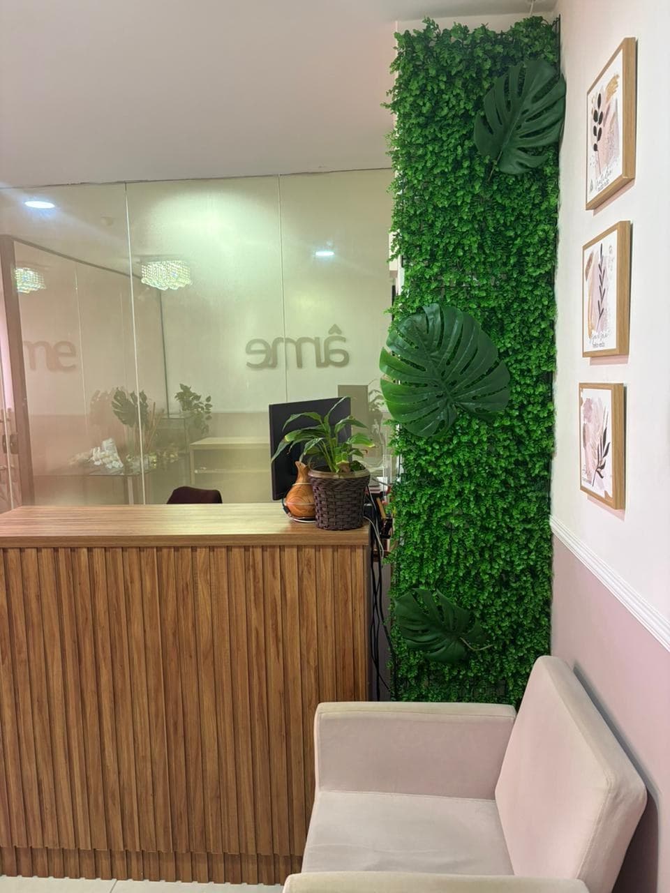 Balcão de atendimento da Clínica Âme com jardim vertical.