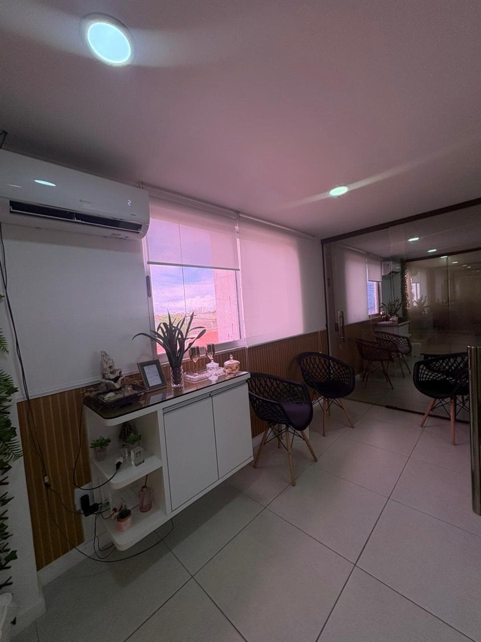 Ambiente interno da Clínica Âme com luz rosada e espelhos.